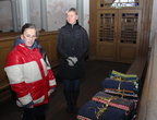 Suure-Jaani kultuurimaja käsitööringi naised ja Lahmuse kooli noored kudusid Suure-Jaani kirikule triibulised pingikatted