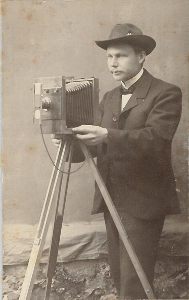 Jüri Johanson (1882-1955). Esimene kutseline fotograaf Vastemõisas.