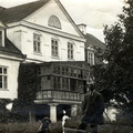 Tõnis Ihloff (Leesmäe) Lahmuse mõisa juures. 1920-dad