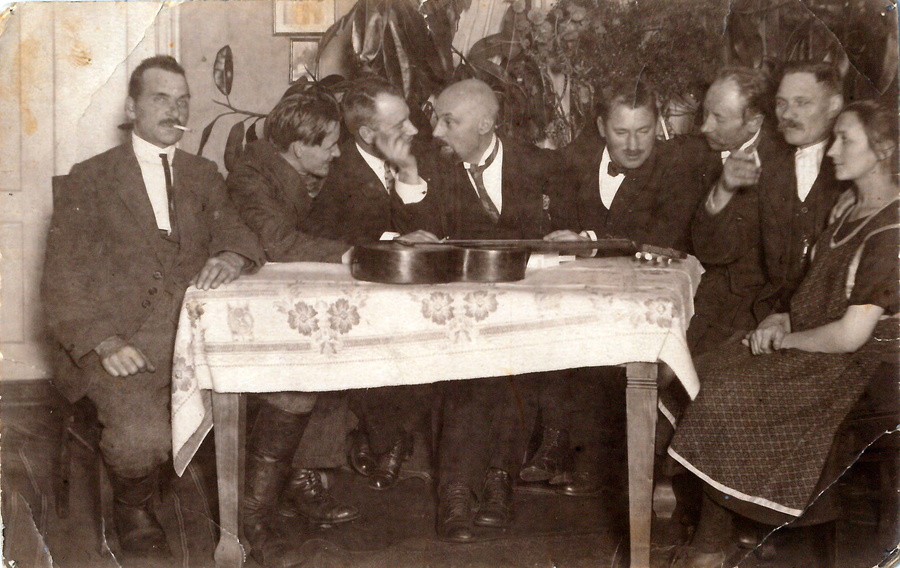 Mart Saar 06.01.1929 Vastemõisas koos kodukandi sõpradega