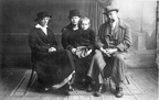 Artur Kapp koos abikaasa Gertrude, venna Hansu abikaasa Marie ja poja Harryga. 1923.a