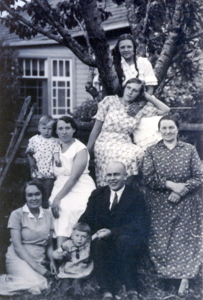 Postkontoriülem Johann Lainas perega 1934.a