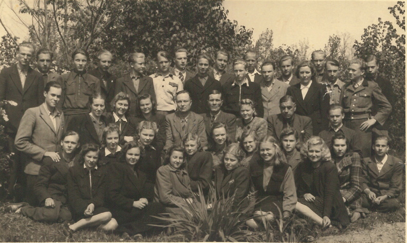 1946/47 õ/a Suure-Jaani keskkooli 9. klass