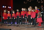 Valli laululapsed meesansambli Pange Poisid 30. sünnipäeva kontserdi eel Vastemõisa rahvamajas.