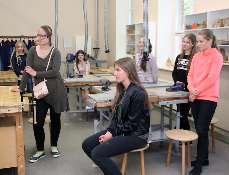 Kirivere kooli 7. ja 8. klassi tüdrukud valmistasid osaühingule Combimill Sakala 45 puupakku. 