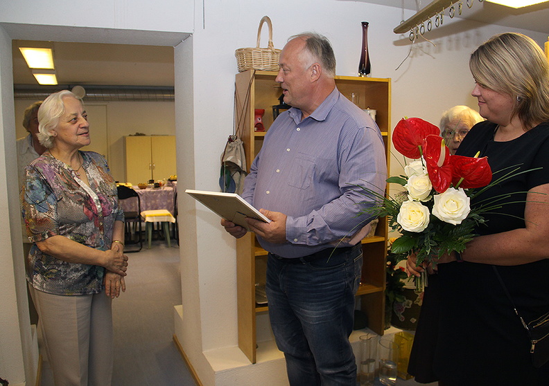 Suure-Jaani kultuurimaja käsitööringi juhendaja Maive Ottas tähistas 80. sünnipäeva-