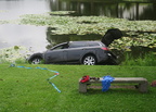 Suure-Jaani keskväljakule käsipidurit rakendamata pargitud auto sõitis järve.
