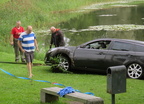 Suure-Jaani keskväljakule käsipidurit rakendamata pargitud auto sõitis järve.