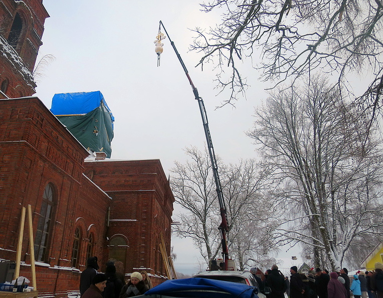Risti tõstmine Suure-Jaani õigeusu kiriku torni.