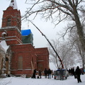 Risti tõstmine Suure-Jaani õigeusu kiriku torni.
