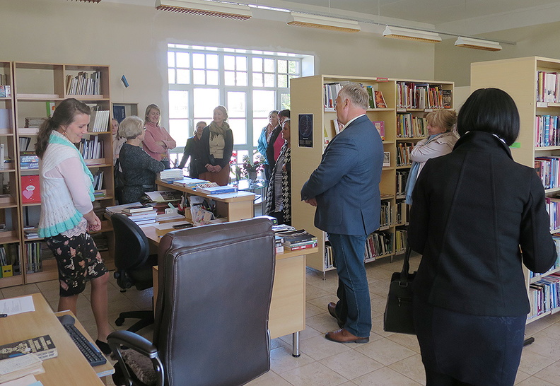 Allasutuste infokoosolekul osalejad Kõo raamatukogus.