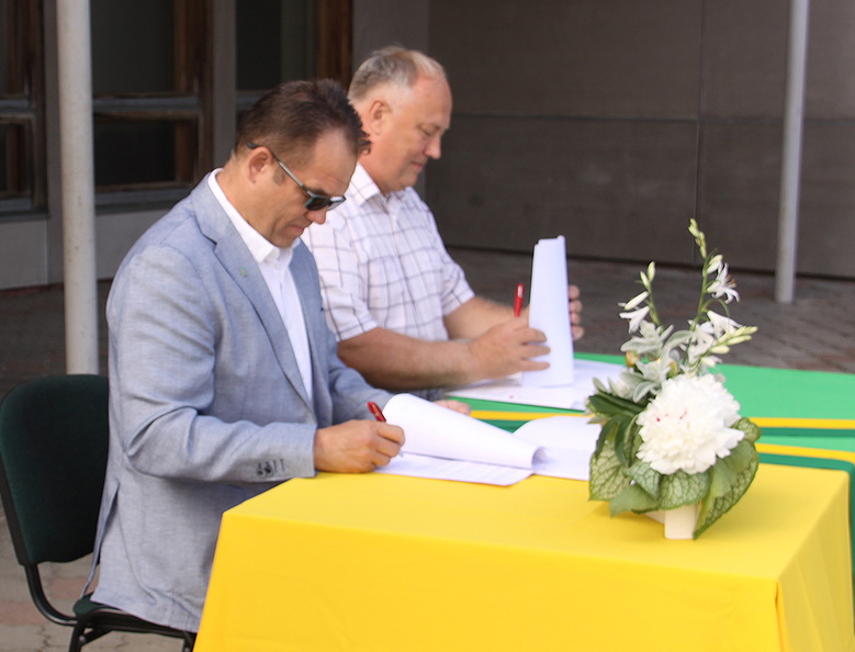Võhma Kooli uue hoone ehituslepingu pidulik allkirjastamine. 