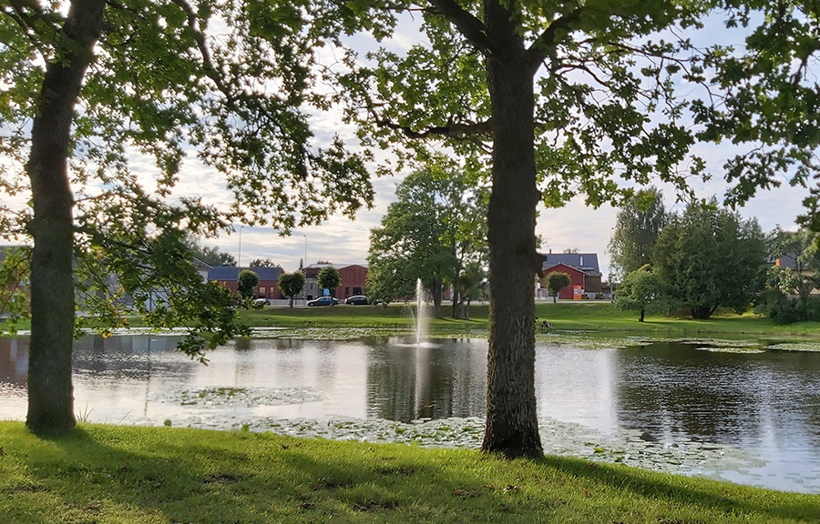 Suure-Jaani paisjärvel taasavati muusikapaviljon ja purskkaev.