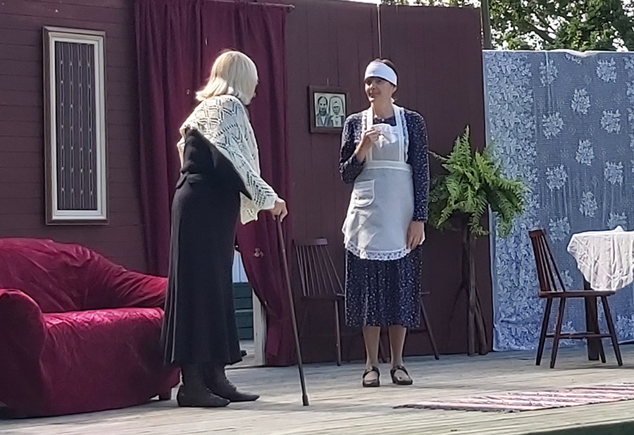 Vastemõisa kultuurimaja näitetrupp Poolvillased mängis Suure-Jaani laululaval näidendit "Niskamäe naised".
