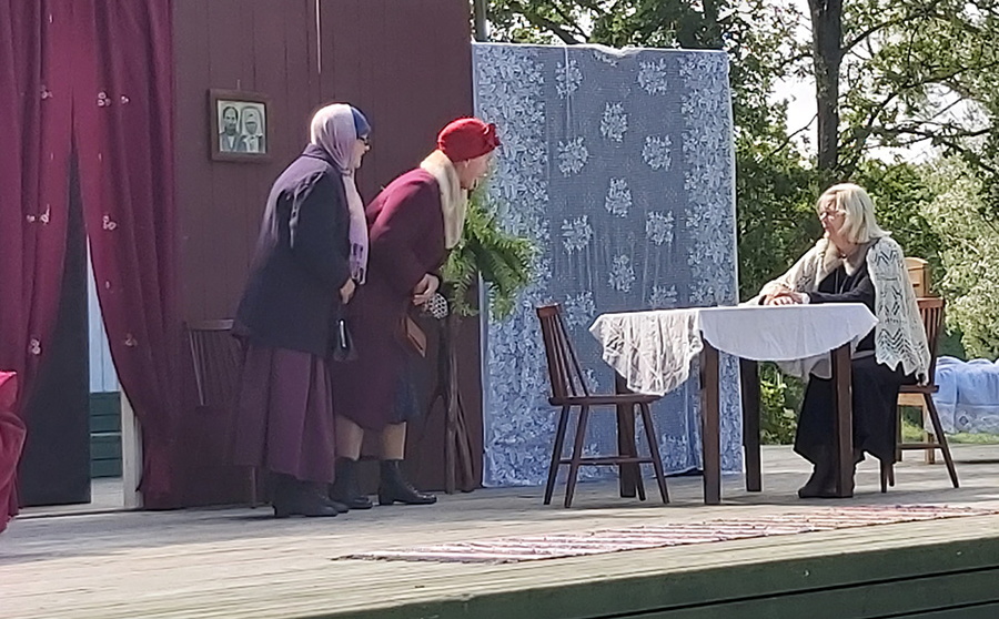 Vastemõisa kultuurimaja näitetrupp Poolvillased mängis Suure-Jaani laululaval näidendit "Niskamäe naised".