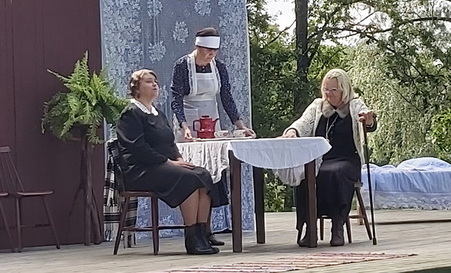 Vastemõisa kultuurimaja näitetrupp Poolvillased mängis Suure-Jaani laululaval näidendit "Niskamäe naised".
