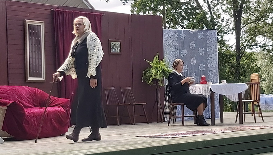 Vastemõisa kultuurimaja näitetrupp Poolvillased mängis Suure-Jaani laululaval näidendit "Niskamäe naised".