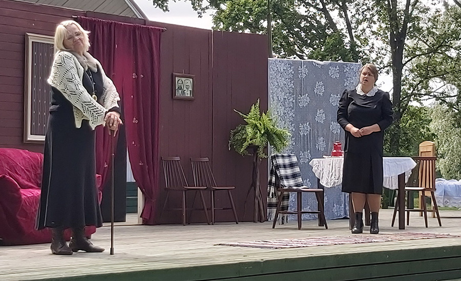 Vastemõisa kultuurimaja näitetrupp Poolvillased mängis Suure-Jaani laululaval näidendit "Niskamäe naised".