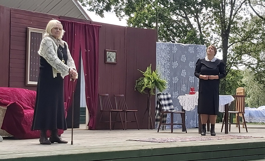 Vastemõisa kultuurimaja näitetrupp Poolvillased mängis Suure-Jaani laululaval näidendit "Niskamäe naised".