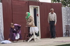 Vastemõisa kultuurimaja näitetrupp Poolvillased mängis Suure-Jaani laululaval näidendit "Niskamäe naised".