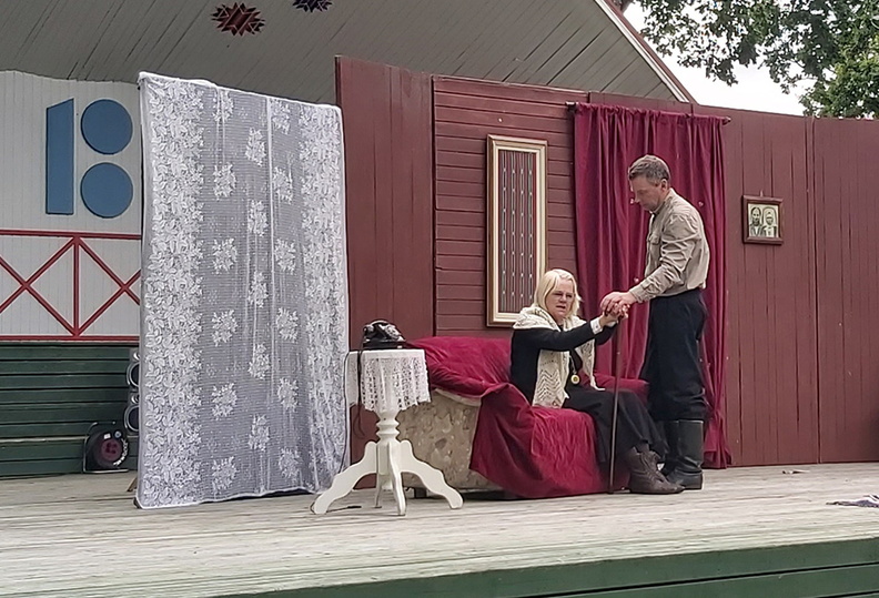 Vastemõisa kultuurimaja näitetrupp Poolvillased mängis Suure-Jaani laululaval näidendit "Niskamäe naised".