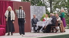 Vastemõisa kultuurimaja näitetrupp Poolvillased mängis Suure-Jaani laululaval näidendit "Niskamäe naised".