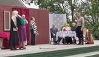 Vastemõisa kultuurimaja näitetrupp Poolvillased mängis Suure-Jaani laululaval näidendit "Niskamäe naised".