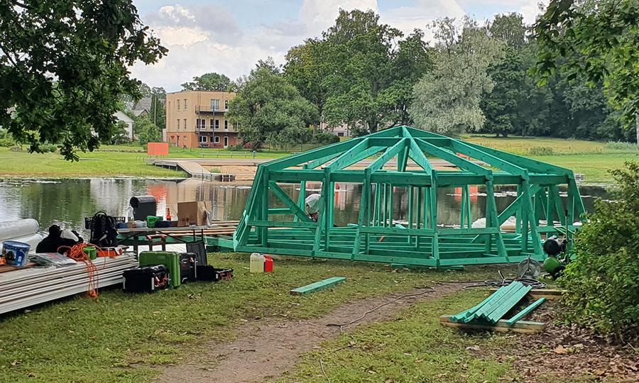 Paviljoni taastamine Suure-Jaani paisjärvel.