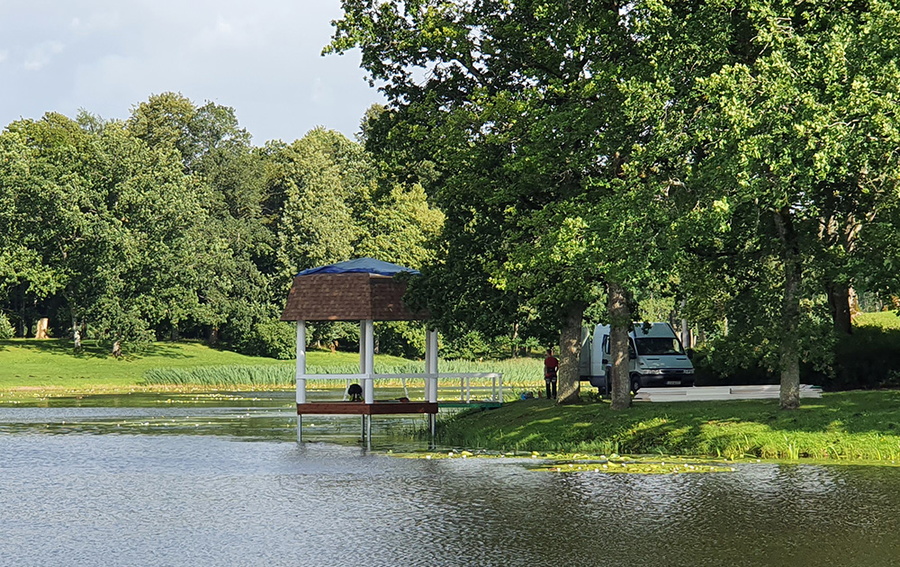 Paviljoni taastamine Suure-Jaani paisjärvel.