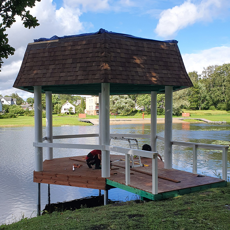 Paviljoni taastamine Suure-Jaani paisjärvel.
