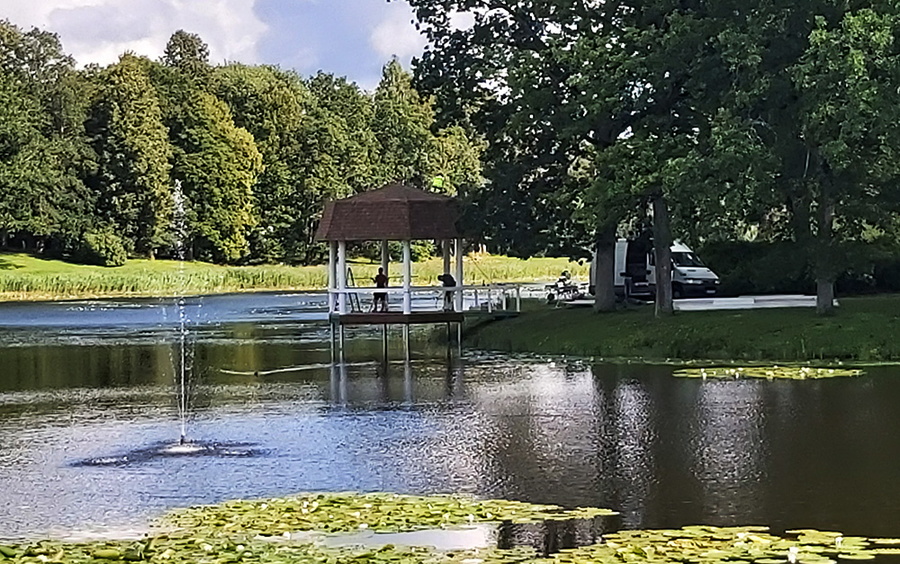Paviljoni taastamine Suure-Jaani paisjärvel.