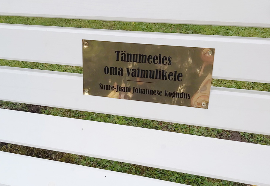 Tänupinkide avamine Suure-Jaani kirikuaias.