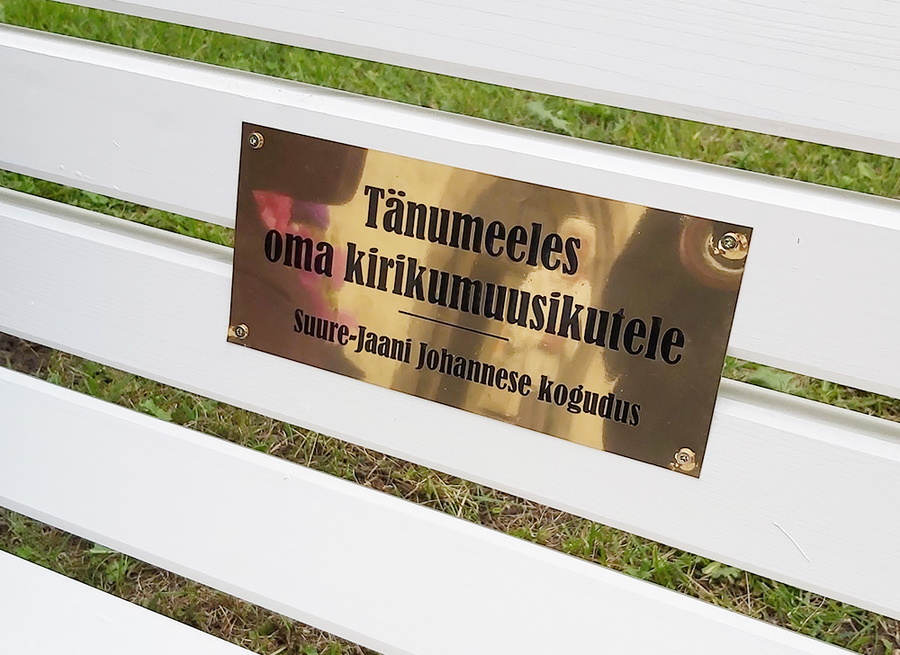 Tänupinkide avamine Suure-Jaani kirikuaias.