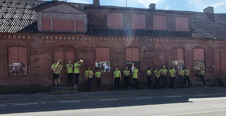 Rahvusvahelise noorte puhkpilliorkestri Eesti noored taasiseseisvumispäeval Suure-Jaanis.