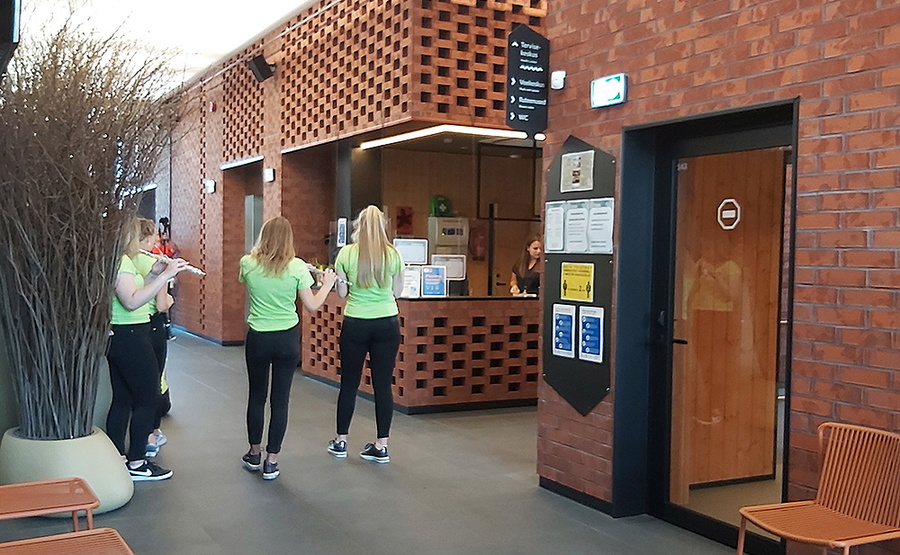 Rahvusvahelise noorte puhkpilliorkestri Eesti noored taasiseseisvumispäeval Suure-Jaanis.