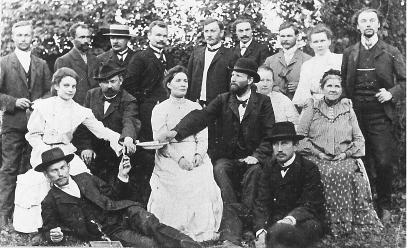 17.juuli 1906 Kooliõpetaja Tõnis Köstneri sünnipäeval. Seisavad paremalt esimene Mart Saar ja tema kõrval Marie Reiman. Istub vasakult teine Hans Kapp
