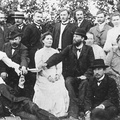 17.juuli 1906 Kooliõpetaja Tõnis Köstneri sünnipäeval. Seisavad paremalt esimene Mart Saar ja tema kõrval Marie Reiman. Istub vasakult teine Hans Kapp