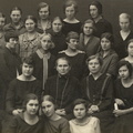 u.1925 Tartu Naisseltsi Majapidamiskooli õpilastega