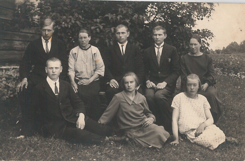1920-ndad Kooli talu Lahmusel. Taga keskel Jüri Vahtramäe