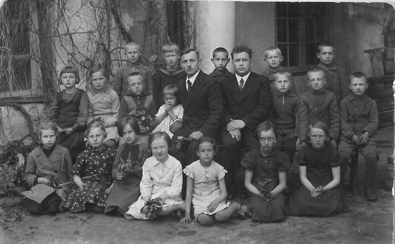 1935 teine klass. Õpetajad Johannes Laur ja Jüri Vahtramäe