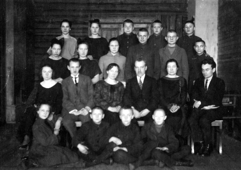 Kildu 6-kl. algkooli 6. kl. õpilased ja õpetajad 1924/25