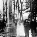 1945.a  Eugen ja Artur Kapp perekonna hauaplatsil Suure-Jaanis