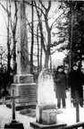 1945.a  Eugen ja Artur Kapp perekonna hauaplatsil Suure-Jaanis