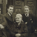 1920-ndad. Jaan ja Reet Kurrik perekonnaga