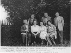 1963.a augustis.  Villem Kapp koos sõpradega koduaias Suure-Jaanis