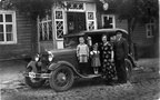 u.1932.a  Kaupmees Loigo pere Suure-Jaani keskväljakul