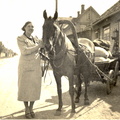 1938.a Marta Mikkor  Liina Mikkori segakaupade poe ees