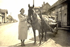 1938.a Marta Mikkor  Liina Mikkori segakaupade poe ees