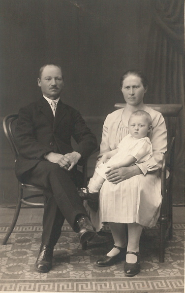 1920-date lõpus. Toomas Stern (Tähti) koos naise Minna ja poja Väinoga