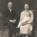 1920-date lõpus. Toomas Stern (Tähti) koos naise Minna ja poja Väinoga